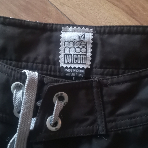 Volcom board shorts - Picture 2 of 4